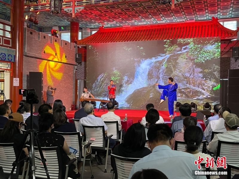 图为北京会场的太极拳表演。 中新社记者 朱贺 摄