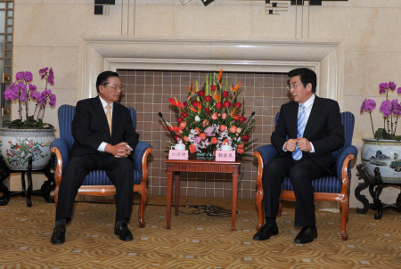 郭金龙会见江丙坤(北京市台办王松摄)