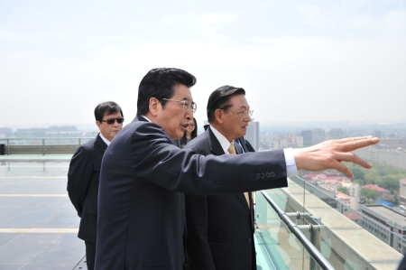 郭金龙陪同江丙坤俯看北京市容(北京市台办王松摄)